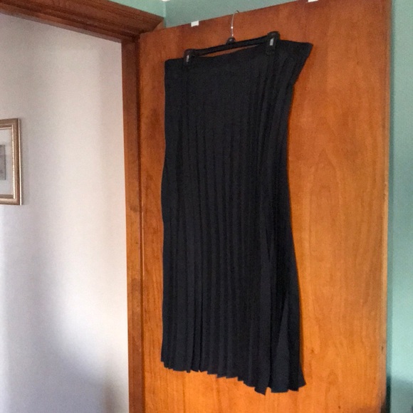 Banana Republic pleated skirt. Party Ready!!! - Picture 2 of 7